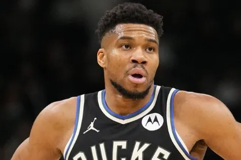 美记：在阿德托昆博正式提出离队前，雄鹿都不会交易他