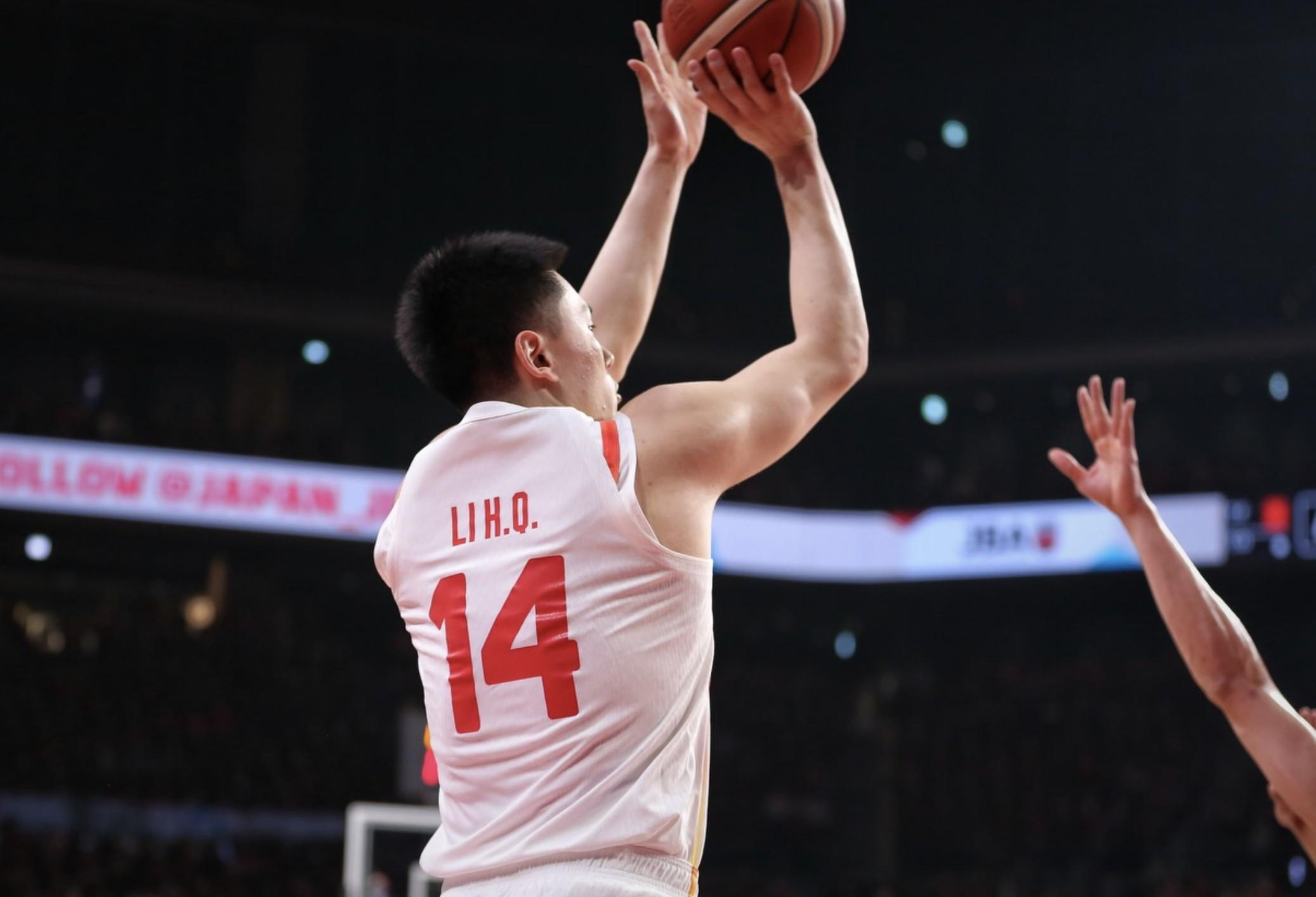 开云体育官网-奶爸超绝表现，李弘权投篮6中3得9分10板，正负值全队最高+21